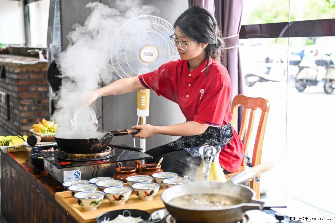 全网追的“扁担女孩”，找了一份暑假工，时薪12元 - 益阳生活资讯 - 益阳28生活网 yiyang.28life.net